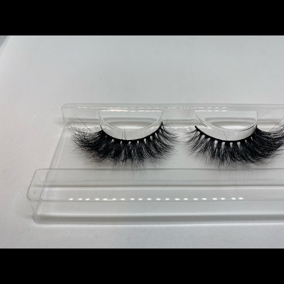 JHaley Beauty LLC Luxury Mink Lashes - Picture 6 of 7